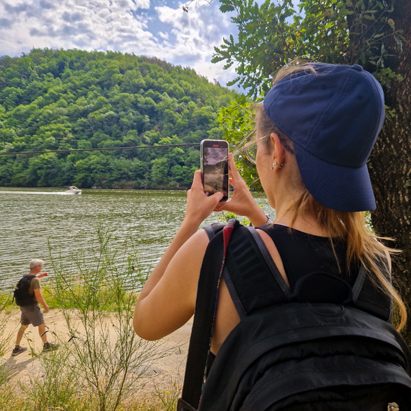 Une femme prend en photo la nature de la Loire avec son smartphone