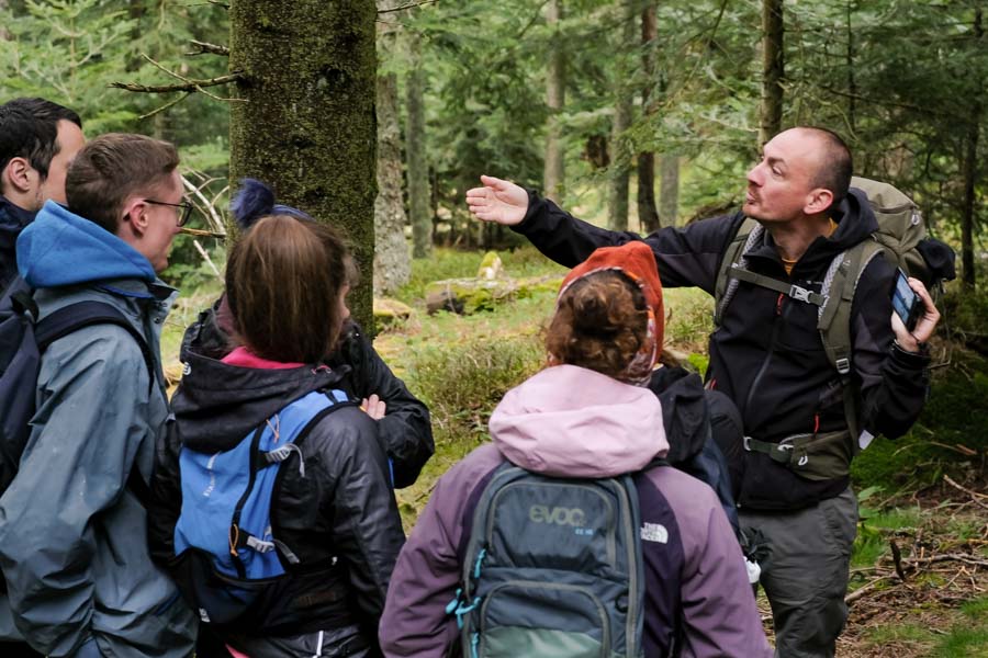 Le groupe écoute les explications de Xavier pendant un atelier photo nature au smartphone dans le Pilat