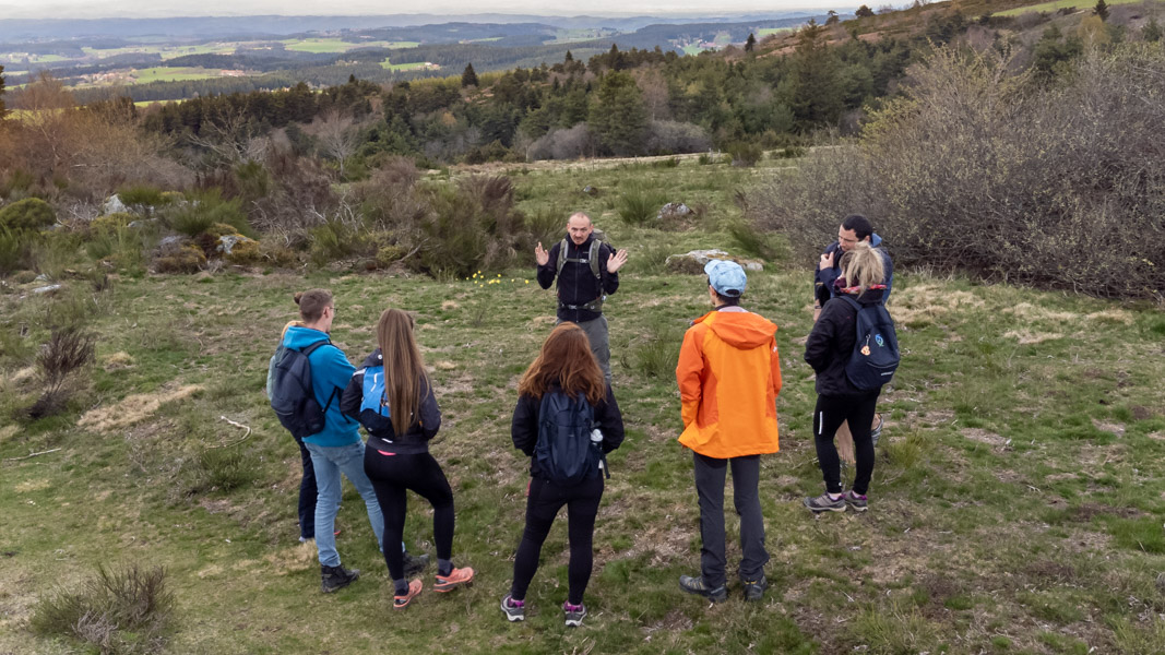 Le groupe de l'atelier photo nature au smartphone écoute les explications de Xavier en plein dans le parc naturel du Pilat dans la Loire