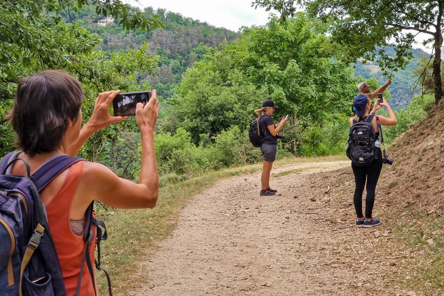 Des photographes au smartphone en action sur un sentier de randonnée de la Loire