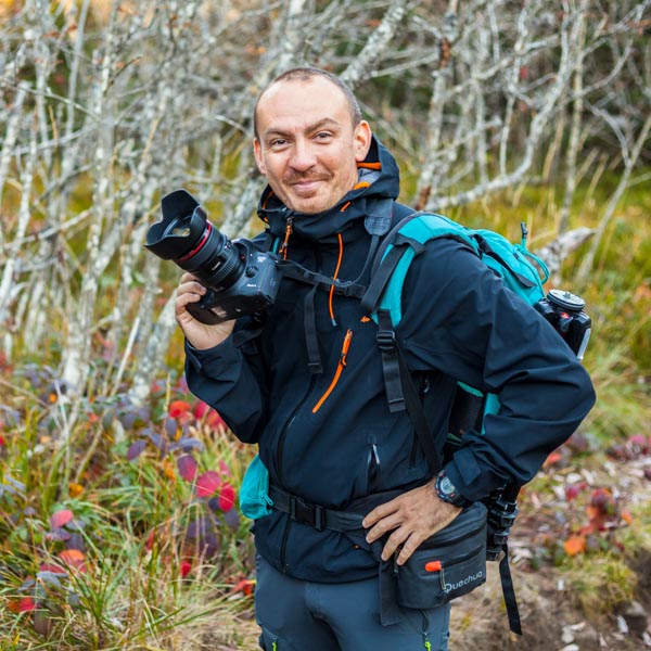 Xavier en forêt dans le Pilat avec son appareil photo reflex