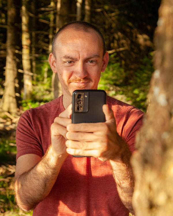 Xavier prend des photos nature au smartphone en forêt dans le Pilat