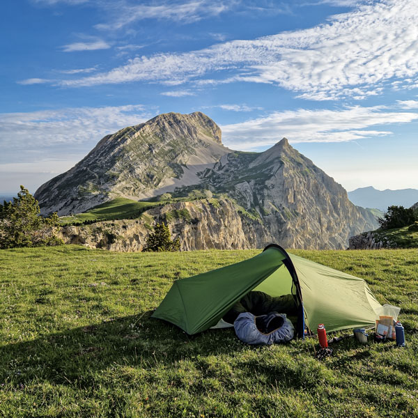 Tente de bivouac posée face au Grand Veymont, dans le Vercors, lors d'un séjour randonnée atelier photo nature au smartphone en montagne
